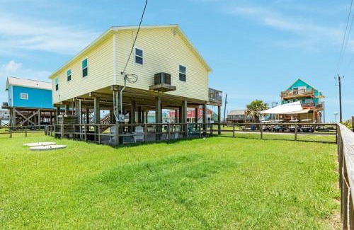 Surfside Beach House | Fenced Pup-Friendly Yard Easy Walk to Beach