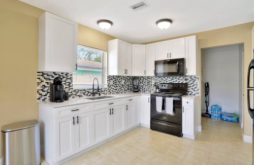 Deerfield Beach House | Fenced tropic home ⛱️with outdoor area 3bed/1bath