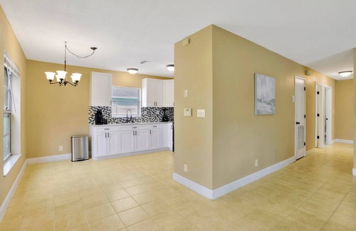 Deerfield Beach House | Fenced tropic home ⛱️with outdoor area 3bed/1bath