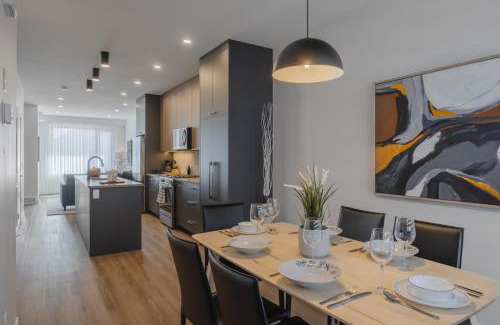 West Hillhurst House | Fenced Yard, Free Parking, 2 King Beds with AC