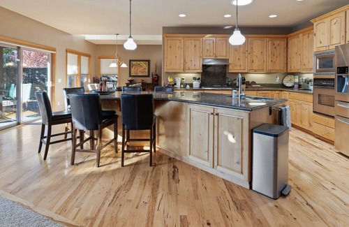 Redmond House | Fenced Yard, Mountain View, Your Home Away From Home