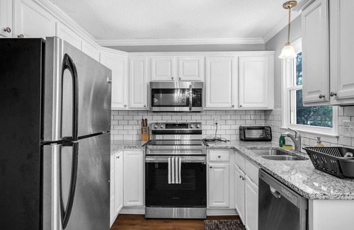 North Raleigh House | Fenced Yard * Pet Friendly * Covered Patio