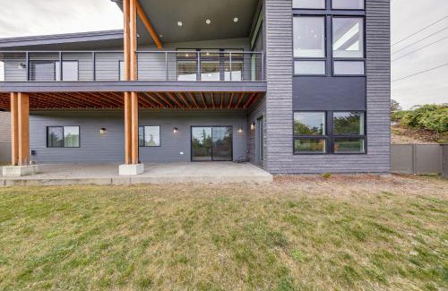Anacortes House | Fenced Yard, Water and Island Views Anacortes Home!