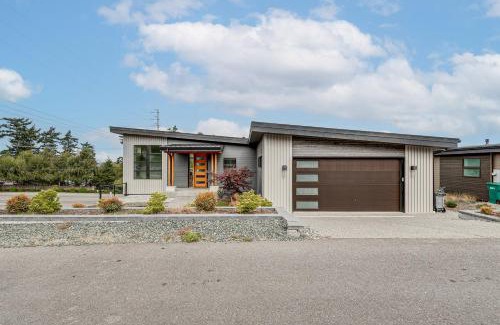Anacortes House | Fenced Yard, Water and Island Views Anacortes Home!
