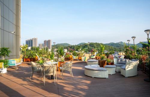 Fenghuang Hotel | FengHuang Waterloom Keep-Free pick-up