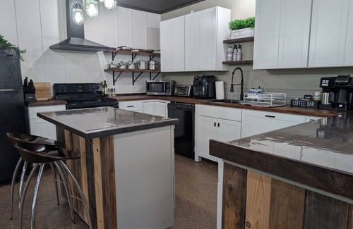 Fennville House | Fennville Michigan Farmhouse, Charming, Dog-Friendly 2-bedroom in Fennville with Wi-Fi, Hot Tub, A/C