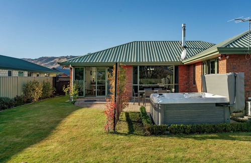 Lowburn House | Fenwick - Cromwell Holiday Home