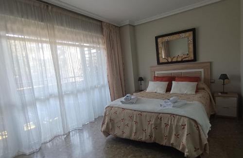 Los Remedios Apartment | Feria apartment, near Plaza España