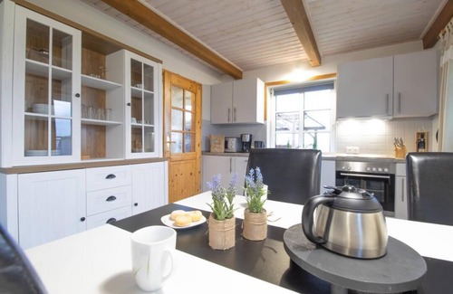Fahretoft House | Ferienhaus Möwe, Doppelhaushälfte für bis zu 4 Personen mit Garten und Sauna, Hunde Erlaubt!