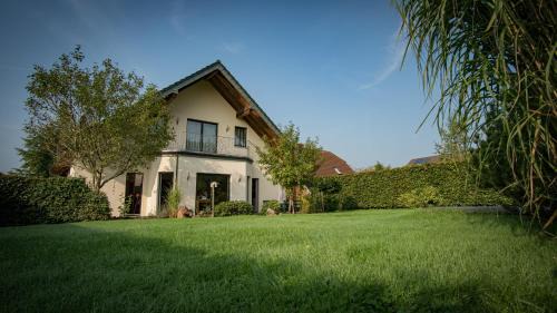 Monschau House | Ferienhaus MountFrosch mit Sauna und Naturpool