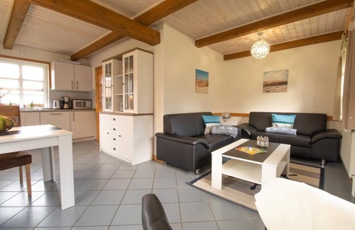 Fahretoft House | Ferienhaus Robbe, Großzügige Doppelhaushälfte für bis zu 4 Personen mit Garten und Sauna, Hunde Erlaubt