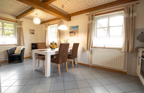 Fahretoft House | Ferienhaus Robbe, Großzügige Doppelhaushälfte für bis zu 4 Personen mit Garten und Sauna, Hunde Erlaubt