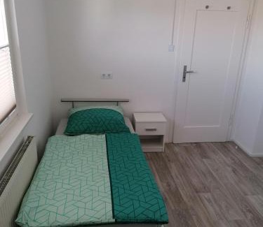 Oehringen House | Ferienhaus Stein, TOP Monteurwohnung, 5 große Einzelzimmer, Doppelzimmer, Übernachtung bis 8 Personen möglich
