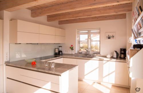 Rosenhagen House | Ferienhaus " Strand 22 " an der Ostsee, Sauna, Dachterrasse, free W-LAN by SEASIDE