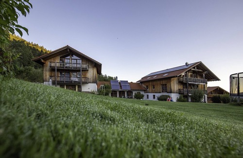 Aschau im Chiemgau Apartment | Ferienwohnung VI mit Zwei Schlafzimmern und Süd-balkon, 64 qm, Hund zu Buchbar