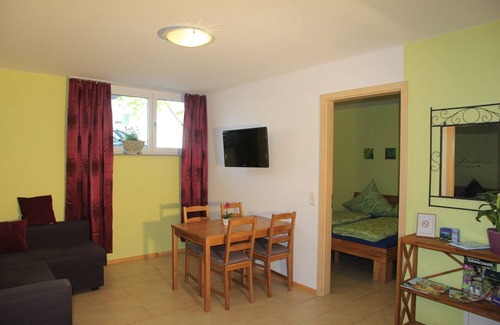 Rheinhausen House | Ferienwohnung am Brunnen