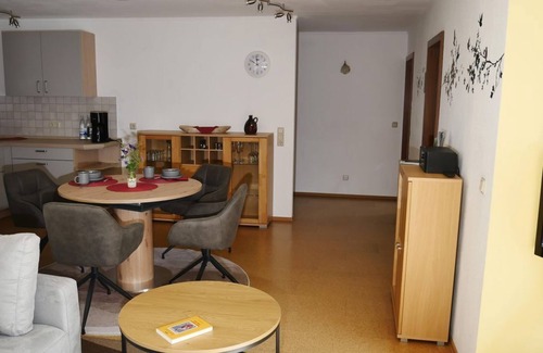 Langenlonsheim Apartment | Ferienwohnung an den Weingärten - Holiday apartment with 2 bedrooms and terrace