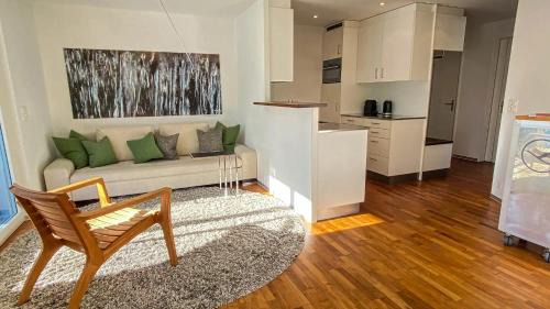 Engadin Scoul Apartment | Ferienwohnung Chasa Splerin mit Whirlpool auf Terrasse