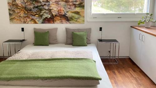 Engadin Scoul Apartment | Ferienwohnung Chasa Splerin mit Whirlpool auf Terrasse