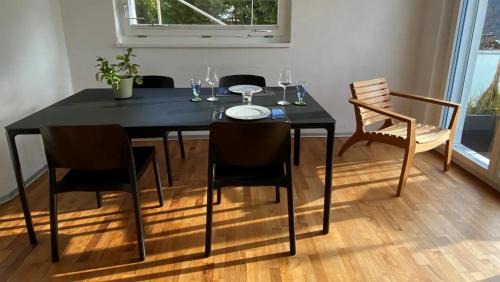 Engadin Scoul Apartment | Ferienwohnung Chasa Splerin mit Whirlpool auf Terrasse