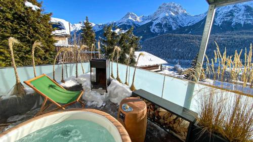 Engadin Scoul Apartment | Ferienwohnung Chasa Splerin mit Whirlpool auf Terrasse