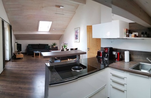 Chieming Apartment | Ferienwohnung für 2-4 Personen, 1 Sep. Schlafzimmer und Balkon in Chieming-laimgrub