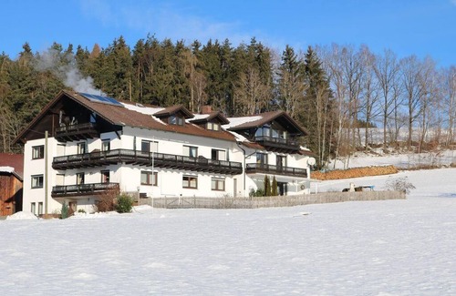 Viechtach Apartment | Ferienwohnung Hirschenstein (47m2) mit Balkon & herrlicher Aussicht