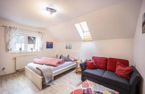 Wolpertswende Apartment | Ferienwohnung im Grünen, 10 km RV, 30 km Bodensee, Küche Bad Balkon