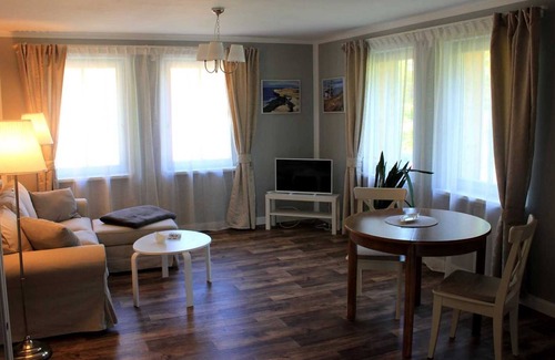 Bodstedt Apartment | Ferienwohnung Irisgarten - Backstein Scheune Starkow bei Barth