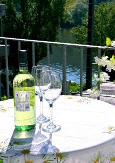 Merl Apartment | Ferienwohnung Moselblick Zell - Balkon und Gemeinschaftsterrasse