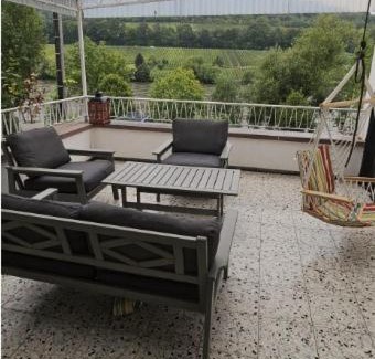 Merl Apartment | Ferienwohnung Moselblick Zell - Balkon und Gemeinschaftsterrasse
