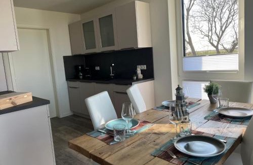 Marienleuchte Apartment | Ferienwohnung Marienleuchte - BeltBlick 1 - Erste Reihe Meerblick, 2 Schlafzimmer, Garten