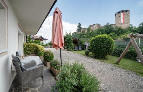 Vollan Apartment | Ferienwohnung Mayenburg-schlosshof