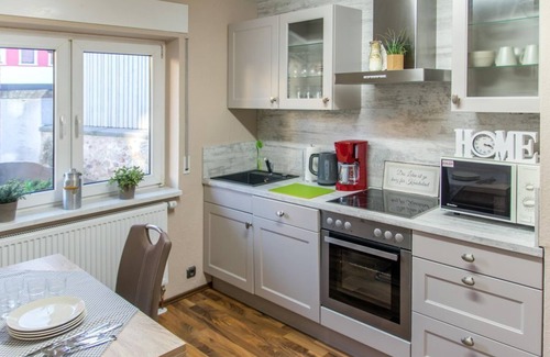Hillesheim Apartment | Ferienwohnung Mira - 2-Bed Apartment Shower/WC, balcony