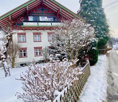 Oberstaufen Apartment | Ferienwohnung RESL - geschmackvoll renoviert & zentral im historischen Schindelhaus