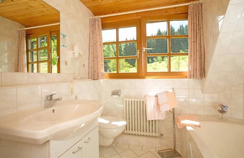 Hinterzarten House | Ferienwohnung Tannenblick, 58qm, 2 Schlafzimmer, max. 4 Personen