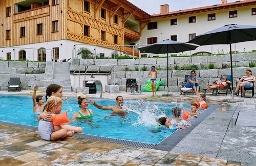 Chieming Apartment | Ferienwohnung Tiroler Ache, 1-2pers.+baby, 1sep. SZ, Terrasse mit Chiemseeblick