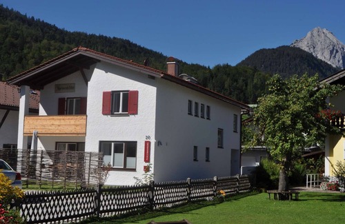 Mittenwald Apartment | Ferienwohnung Wiesengrün. Sonniges Apartment mit Balkonblick auf den Wetterstein