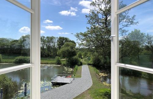 Steinberg House | Ferienwohnungen Herrenhaus Gut Oestergaard