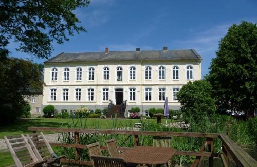 Steinberg House | Ferienwohnungen Herrenhaus Gut Oestergaard