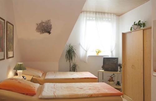 Neumuhlen-Dietrichsdorf Apartment | Ferienzimmer Kemmet - twin room, shared shower or bath
