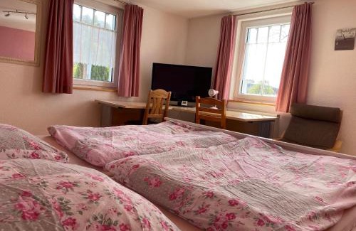 Wilhelmsdorf Apartment | Ferienzimmer Oelhaf Zimmer in Rosé Self Check-In mit Key-Tresore