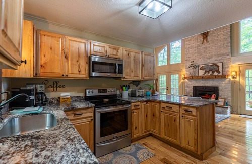Charter Hills House | Fern Leaf Lodge - Welcoming home, seasonal views, hot tub, pet friendly!