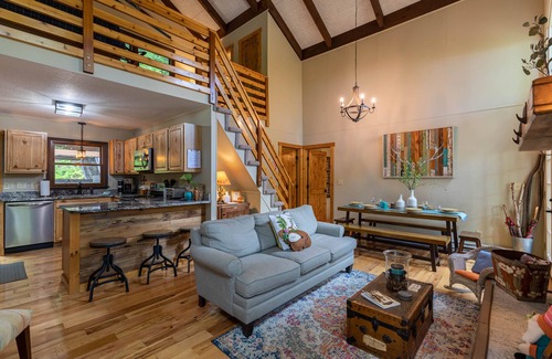 Charter Hills House | Fern Leaf Lodge - Welcoming home, seasonal views, hot tub, pet friendly!