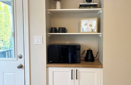 Fernwood Apartment | Fernwood Newly Renovated Suite
