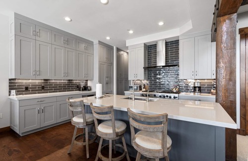 North Park City Cottage | Festive Dates Open! Cottage with Ski-in/Ski-out Access, Fireplace and Hot Tub!