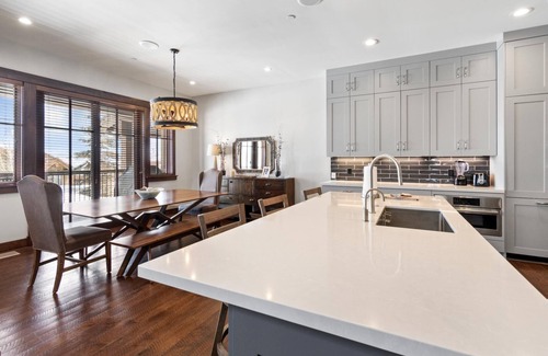 North Park City Cottage | Festive Dates Open! Cottage with Ski-in/Ski-out Access, Fireplace and Hot Tub!