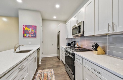 Bywater Condo | Festive Luxury Condo Near the Quarter with Balcony