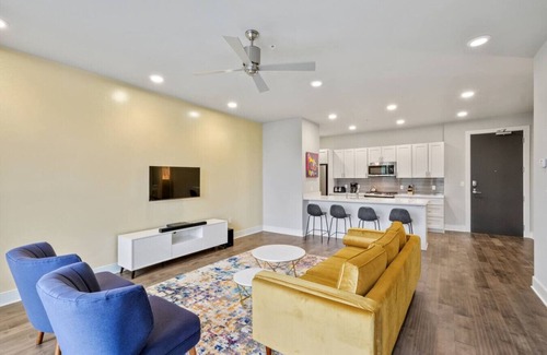 Bywater Condo | Festive Luxury Condo Near the Quarter with Balcony