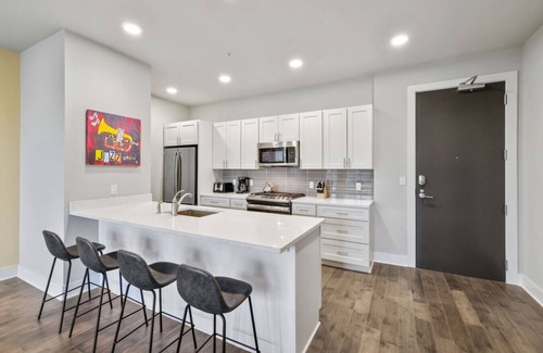 Bywater Condo | Festive Luxury Condo Near the Quarter with Balcony